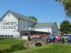 Group in front of an Amish barn